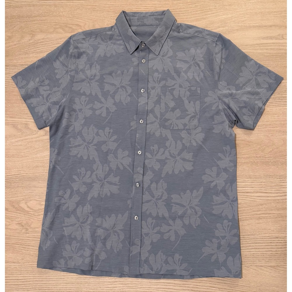Vuori Short Sleeve Bridge Button Shirt Mens XL Dusty Blue Floral Resort Vacation